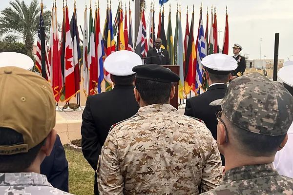 当地时间12月19日，美国国防部长劳埃德·奥斯汀向保护红海商船的国际海上特遣部队成员发表讲话。图源：视觉中国