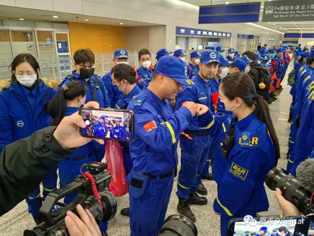 张琪和队友碰拳。郑子愚摄