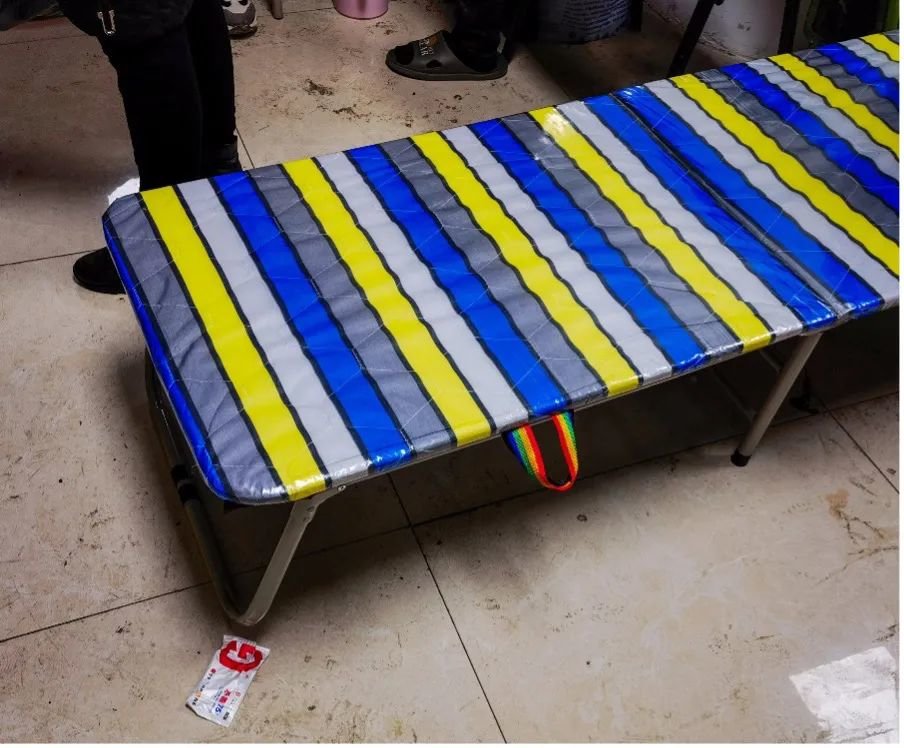 100元一张的折叠床,是很多人的病床。摄影:林樾