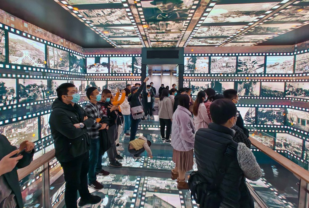 ▲2月19日,采访团记者在观看关于重庆的全景影视作品。记者 崔力 摄/视觉重庆