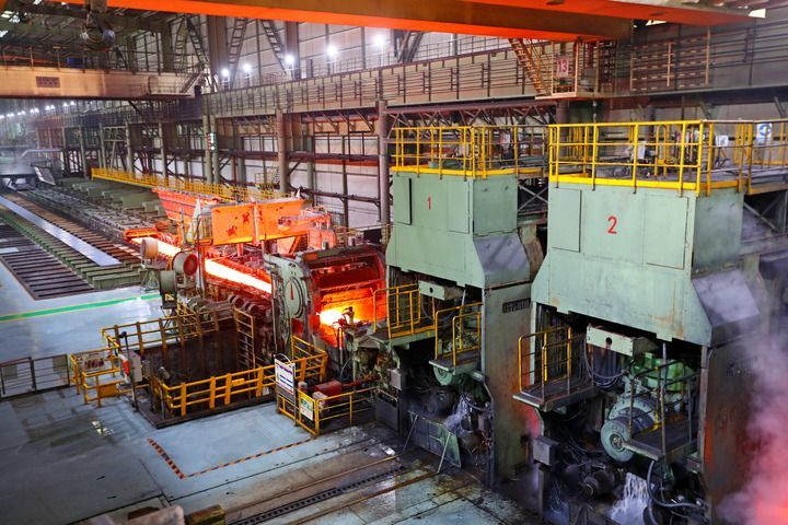 这是2023年6月13日在广东省湛江市东海岛拍摄的宝钢湛江钢铁有限公司生产车间。新华社记者 龚兵 摄