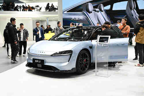 11月21日，中国广州。观众在广州国际车展上“围观”国产新能源车。（图片来源：视觉中国）