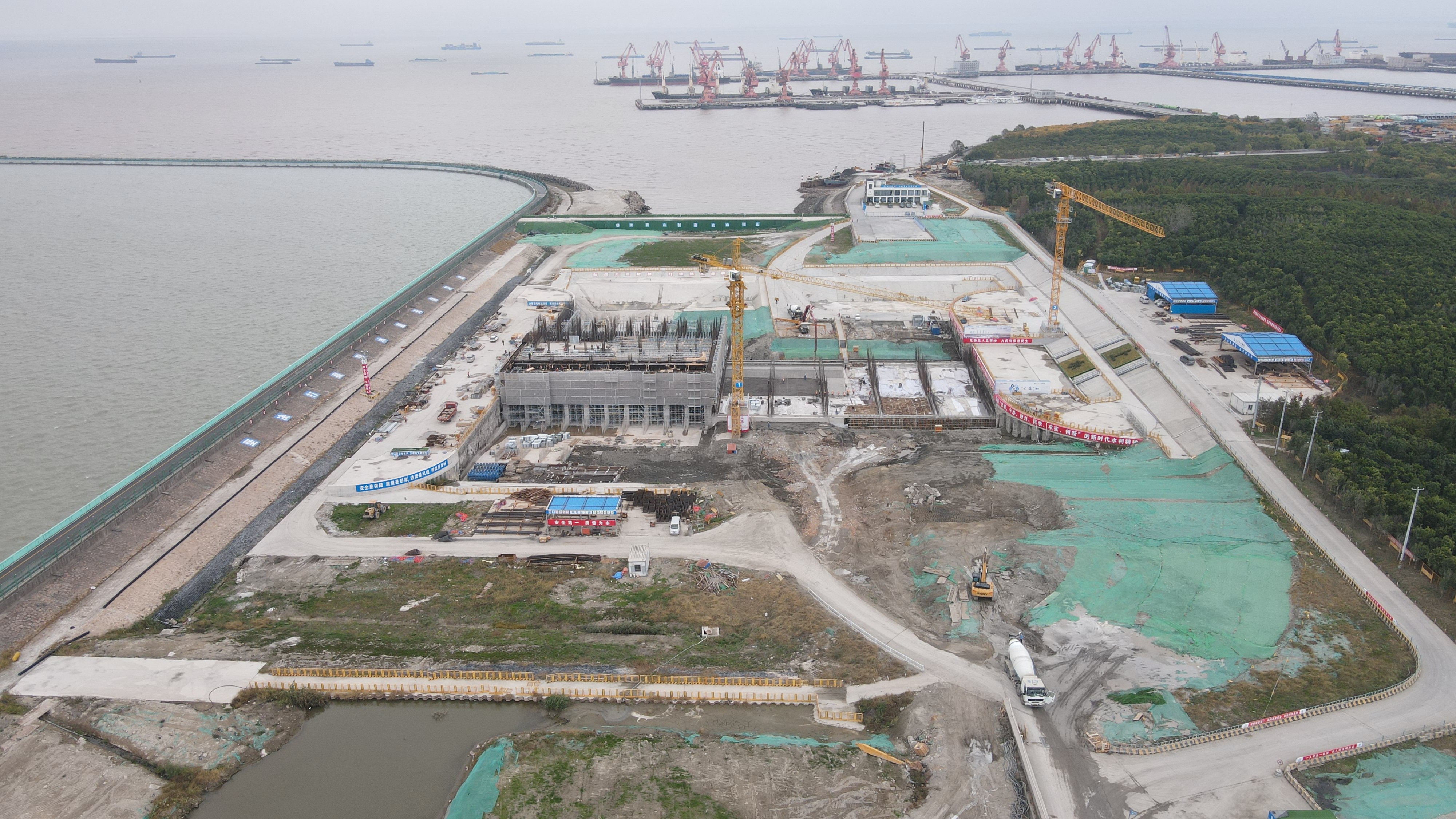 吴淞江工程(上海段)新川沙河段泵闸枢纽工程正在施工建设.jpg