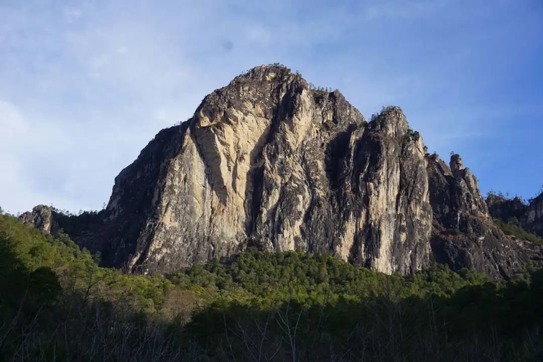 超过 500 米高的花岗岩巨石“白岩寺”。图片来源:Ryder Stroud