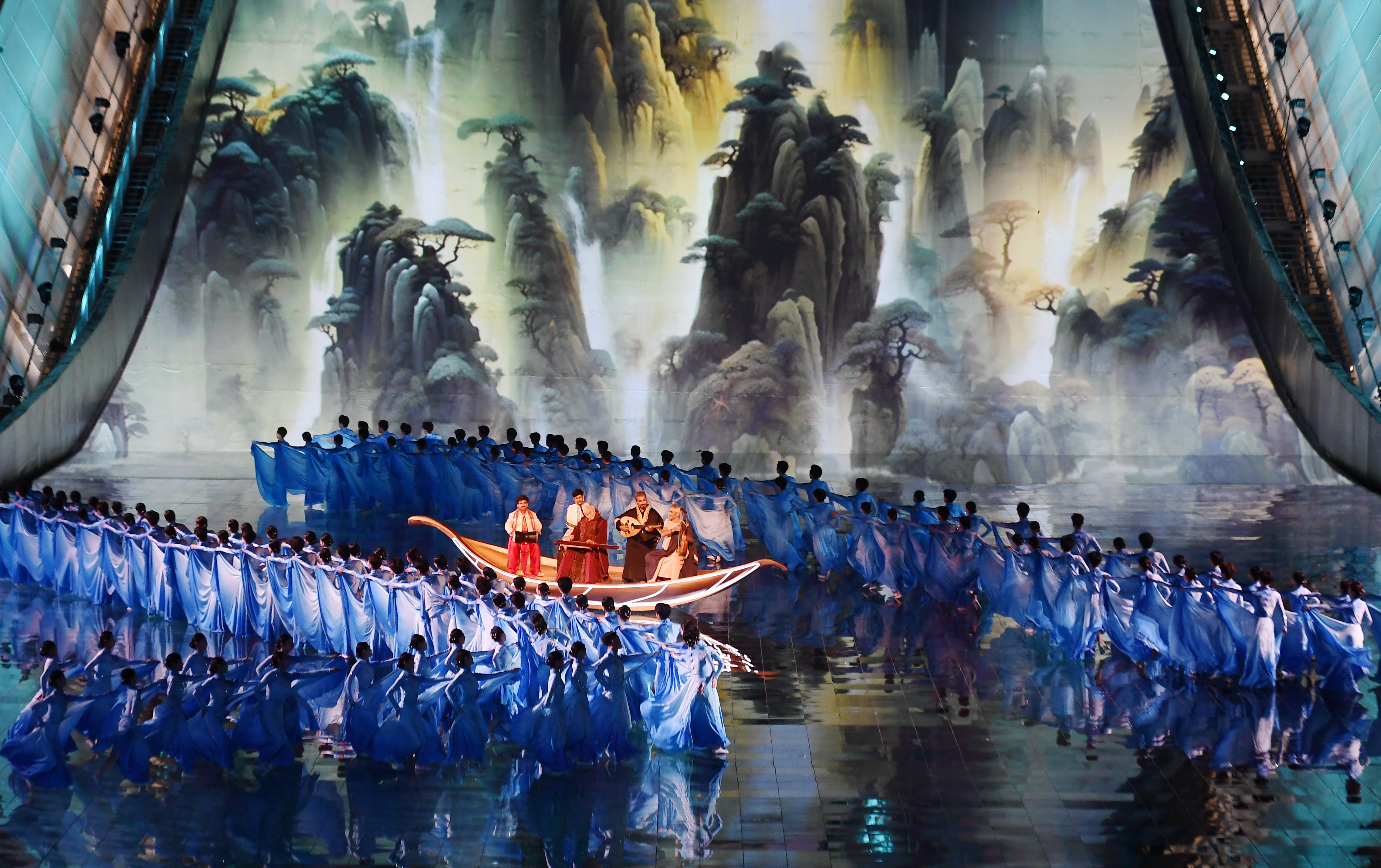 9月14日，演职人员在北京文化论坛文艺晚会上表演器乐演奏《同舟》。新华社记者 张晨霖 摄