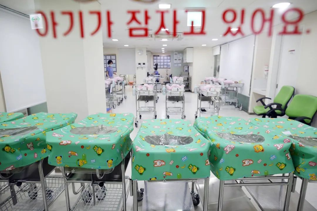 韩国医院里空置的婴儿床