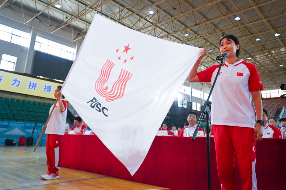 7月12日，成都大運會中國大學生體育代表團成立，教練員代表張雨涵在成立大會上宣誓。新華社記者顏麟蘊攝