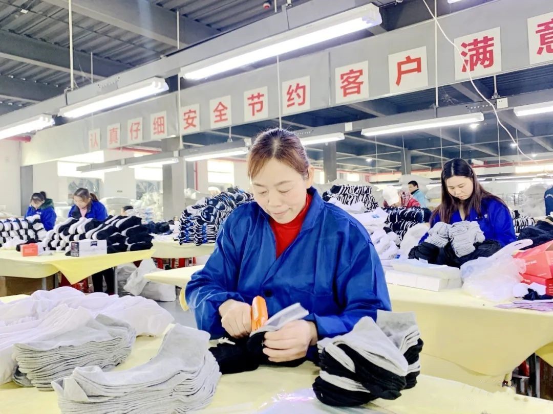 工人正在各自岗位上动作娴熟地忙碌着