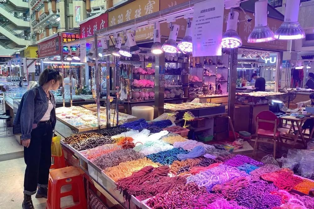 在商场内,玉器档、珠宝首饰档等照常营业