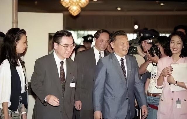 △唐树备和邱进益步入会场