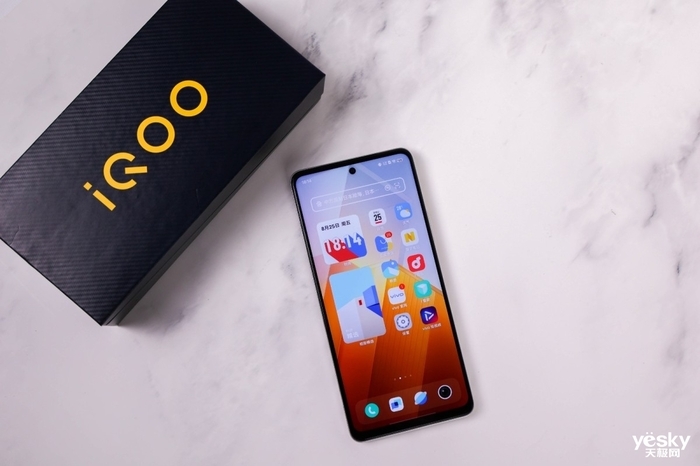 iQOO Z8评测:充电五分钟游戏两小时 千元电竞水桶机