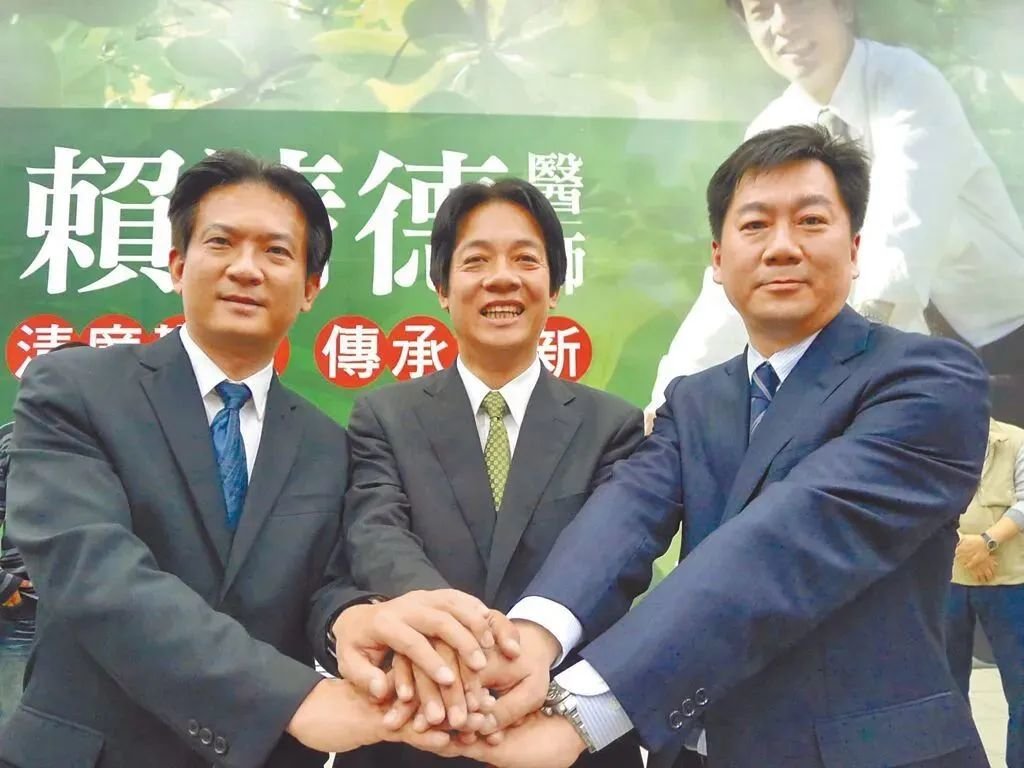 ▲陈宗彦(右)、林俊宪(左)都被视为赖清德(中)人马。(台媒)