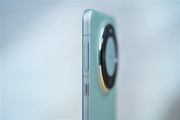 三挖孔前所未有!华为Mate 60 Pro雅川青图赏