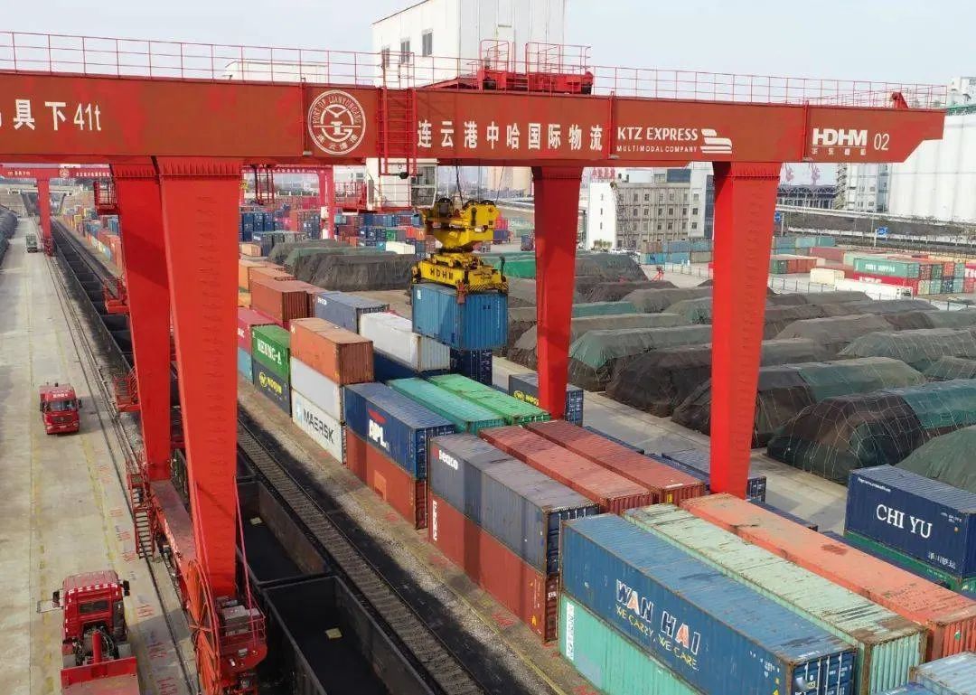 ◆随着“一带一路”倡议的落实，连云港成为连接中亚的重要物流节点。