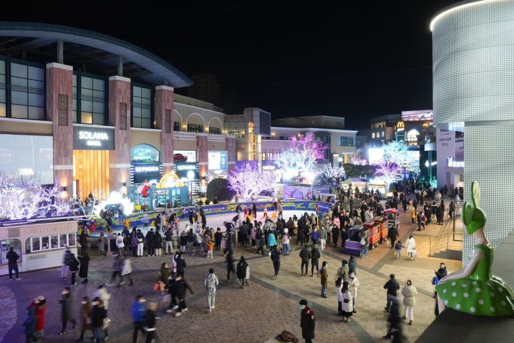 市民在北京市朝阳区蓝色港湾购物中心购物休闲(2022年12月24日摄).