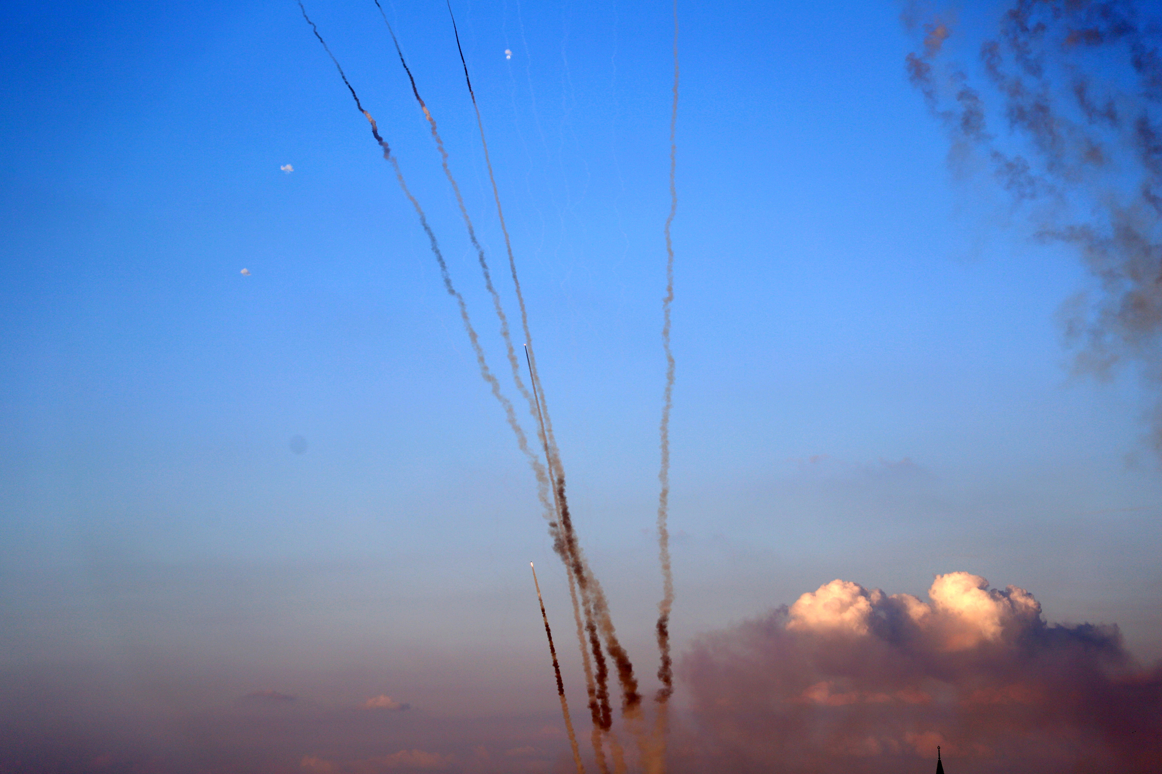 这是10月10日在加沙城拍摄的向以色列发射的火箭弹。 新华社发（里泽克·阿卜杜勒贾瓦德摄）