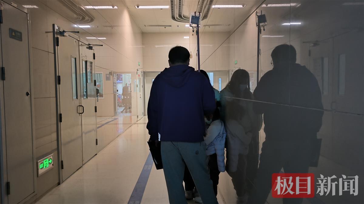 家长拿撑衣杆给孩子输液