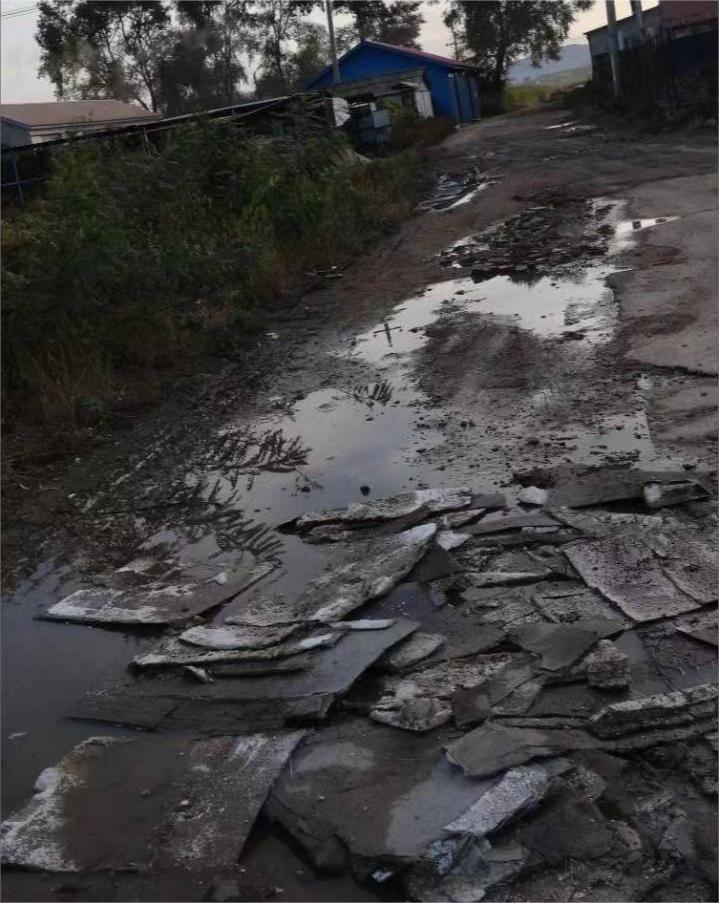 香水屯修之前的曾经破破烂烂的进村路。受访者供图