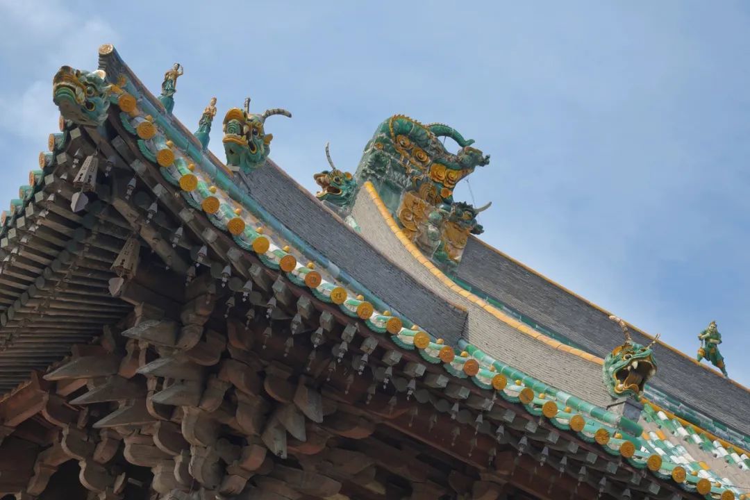 山西朔州，崇福寺大殿的飞檐斗拱