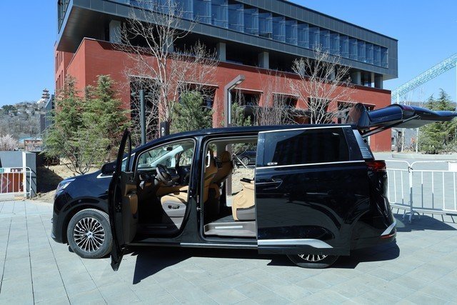 脚踢埃尔法拳打艾维亚,腾势D9 EV体验报告