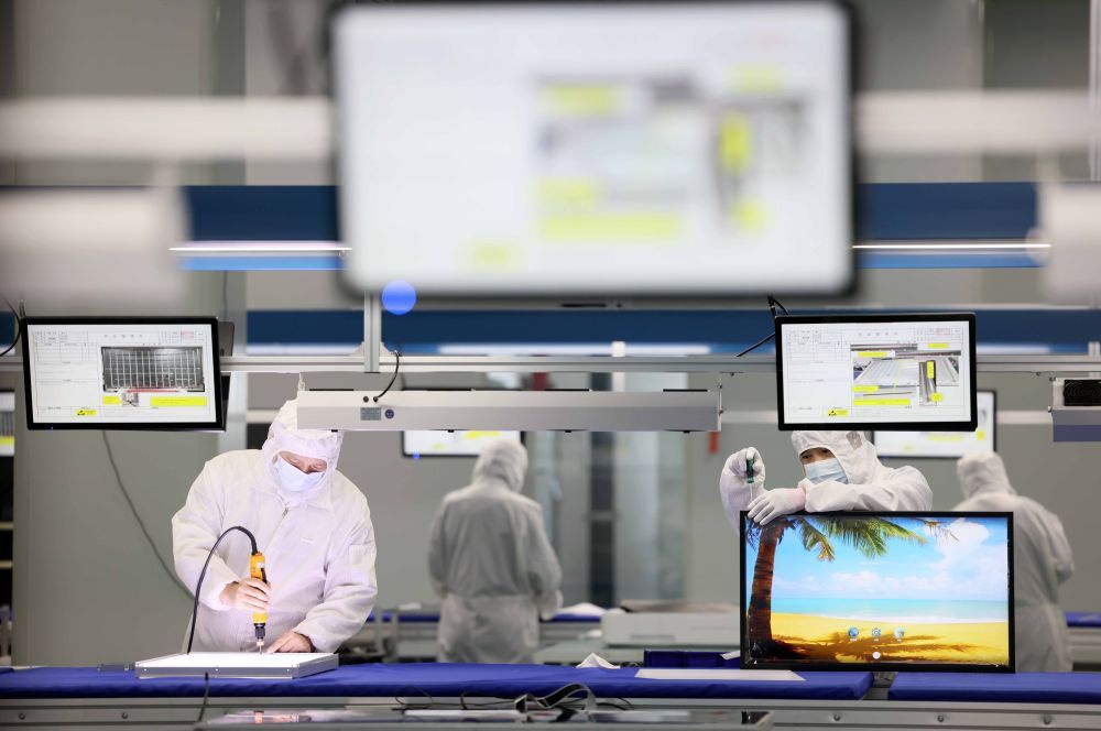 在合肥市瑶海区的中国网谷，一家电子科技公司的员工在智慧显示屏生产线上作业（2023年11月16日摄）。新华社发（解琛摄）