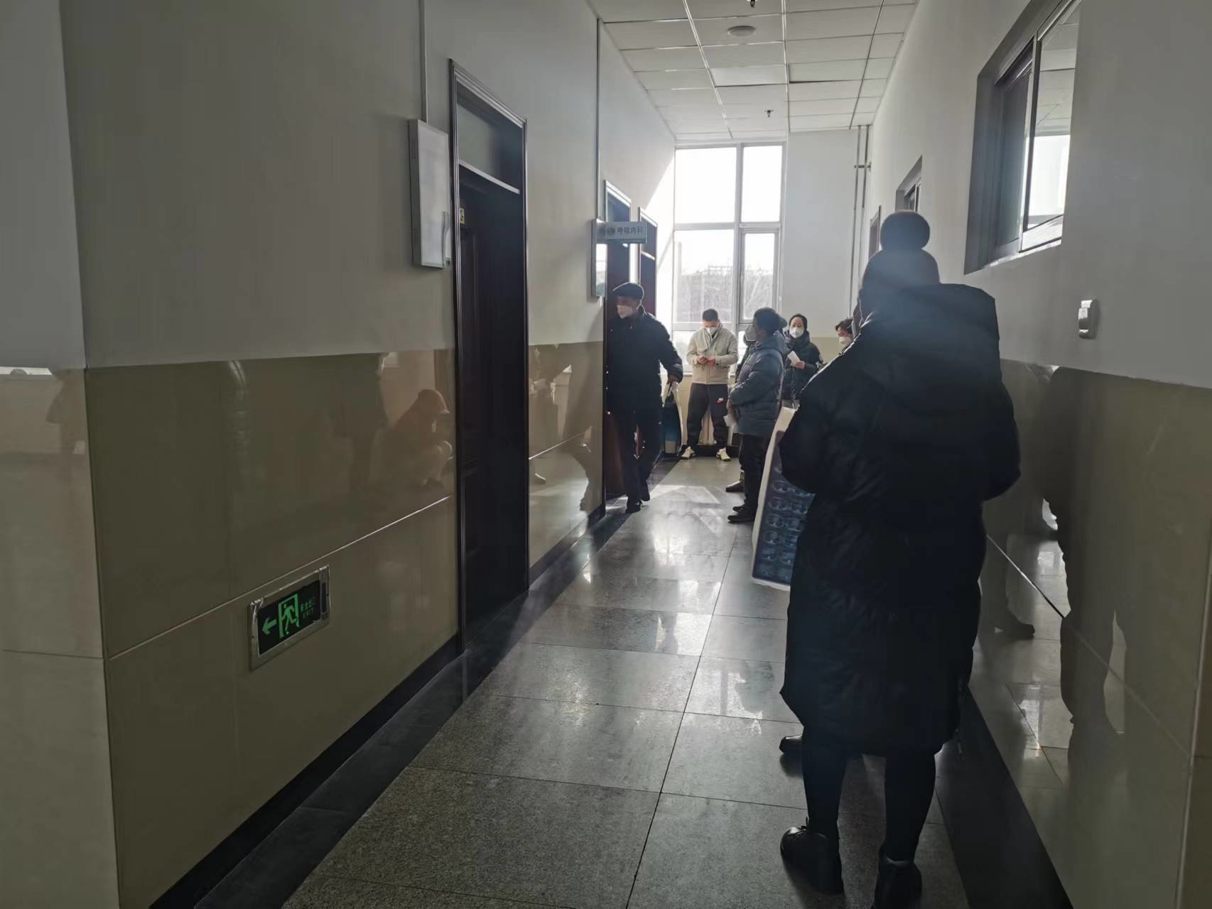 怀来县医院的呼吸科门诊外病人排队在等待叫号。