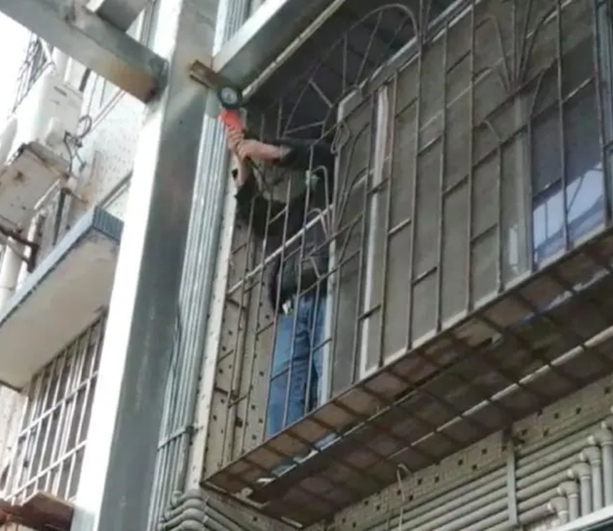 ▲一楼居民用切割机破坏加装电梯施工（图/视频截图）