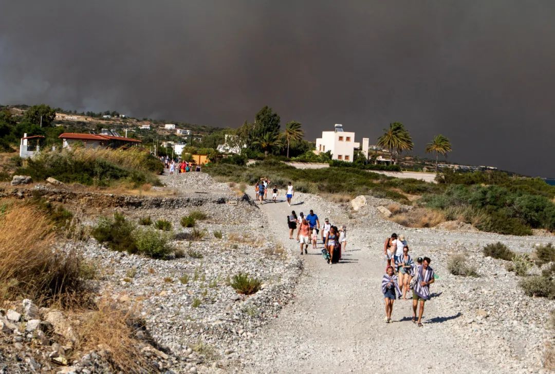 ◆2023年7月22日，希腊罗得岛林多斯附近发生野火，游客被大量撤离。