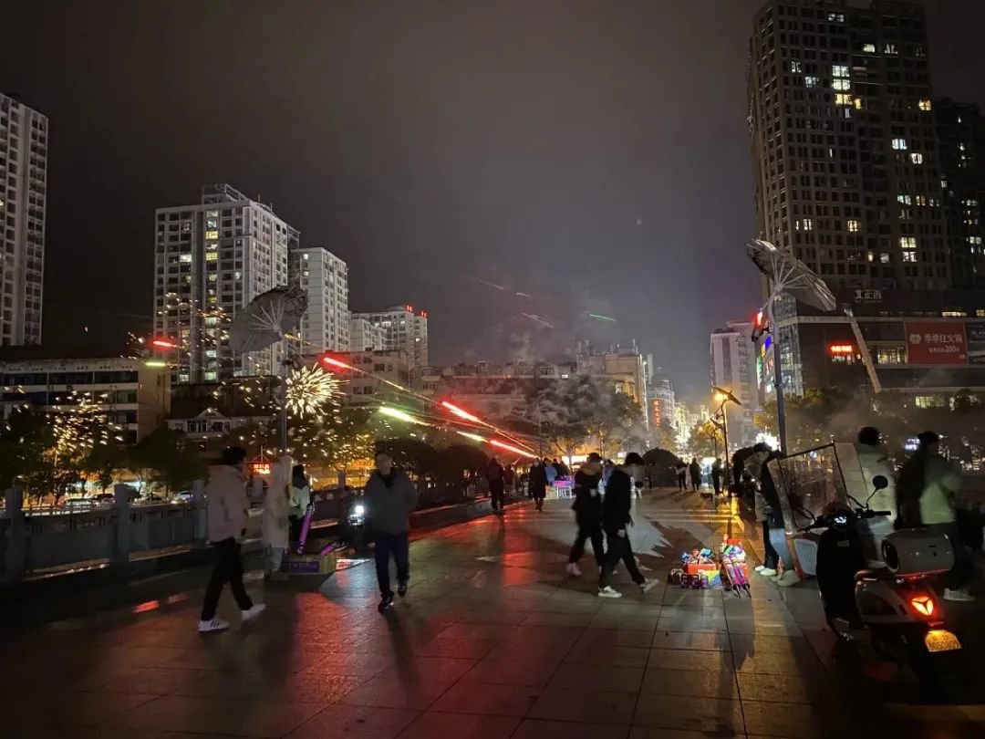 小年夜,放烟花的人 图/肖薇薇