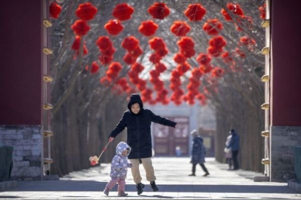 西媒：重重压力下的“三明治一代”