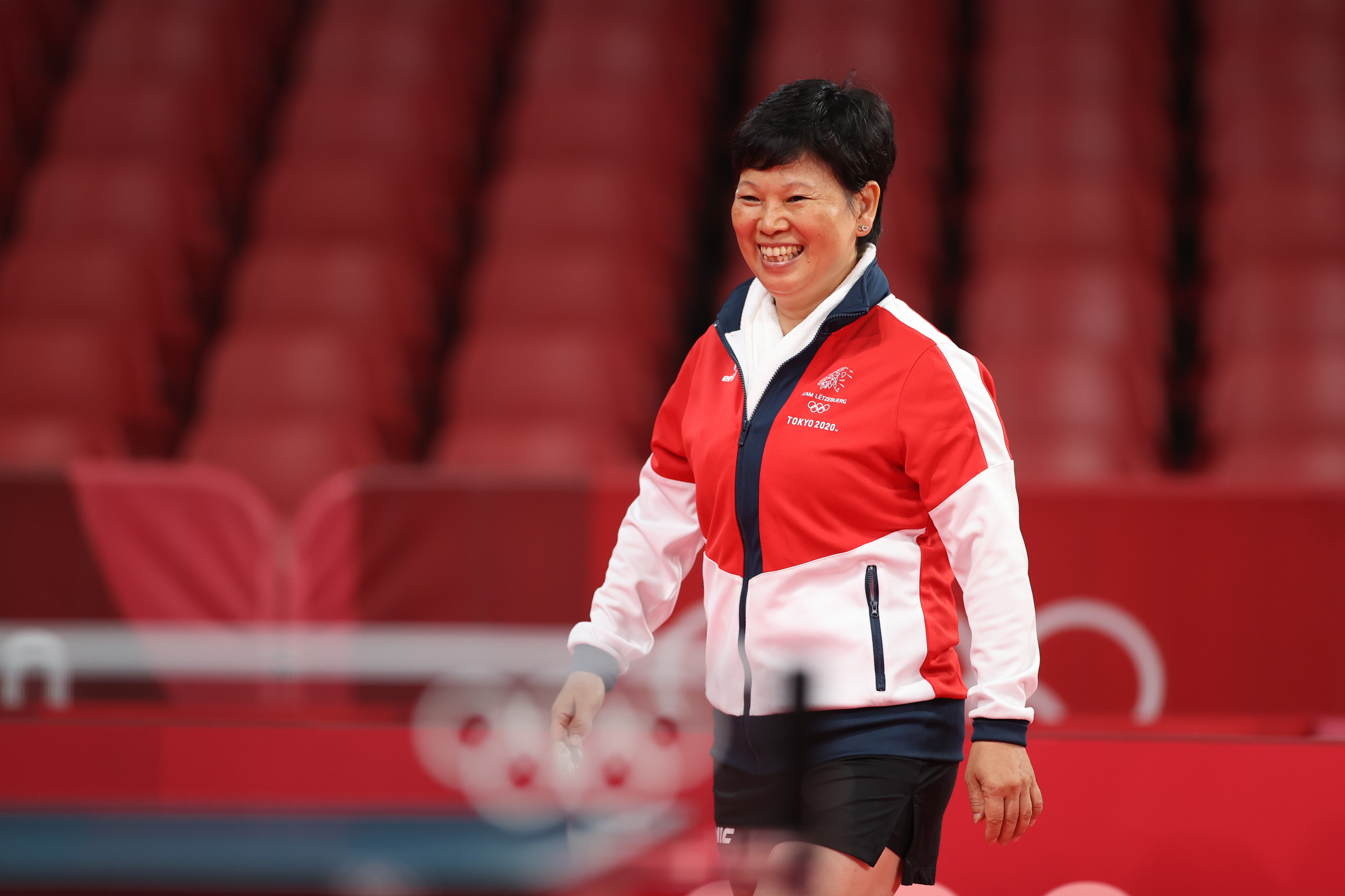 2021年7月25日，在日本东京体育馆举行的东京奥运会乒乓球项目女子单打第二轮比赛中，卢森堡老将倪夏莲准备出场比赛。新华社记者 郑焕松 摄
