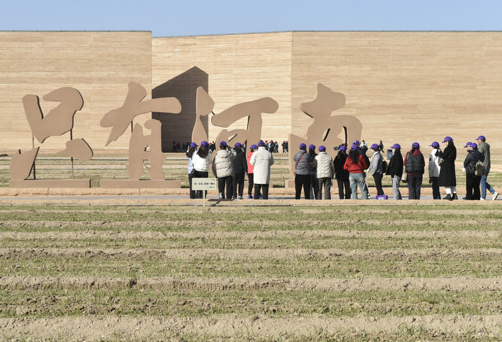 11月16日,游人在“只有河南·戏剧幻城”景区游览。 新华社记者 鲁鹏 摄