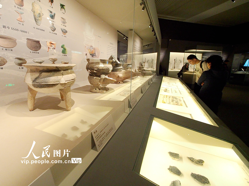 2023年11月8日,北京,中国国家博物馆“远古江南·海陆山河——河姆渡文化发现50周年考古成果特展”对公众开放。 展览分为“古渡新声”“潮起东南”“探海溯源”三个部分,展出河姆渡遗址、田螺山遗址、塔山遗址、井头山遗址等出土的陶器、石器、骨器、贝器、木器、编织物等文物324件(套)。杜建坡摄(人民图片网)