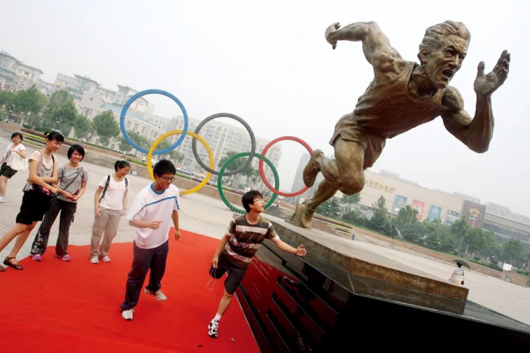 2008年8月5日，在中国“奥运第一人”刘长春的故乡辽宁大连，一座高3.8米、长4.5米、宽1.5米、重2吨的刘长春铜质雕塑在奥林匹克广场揭幕与市民见面。图/中新