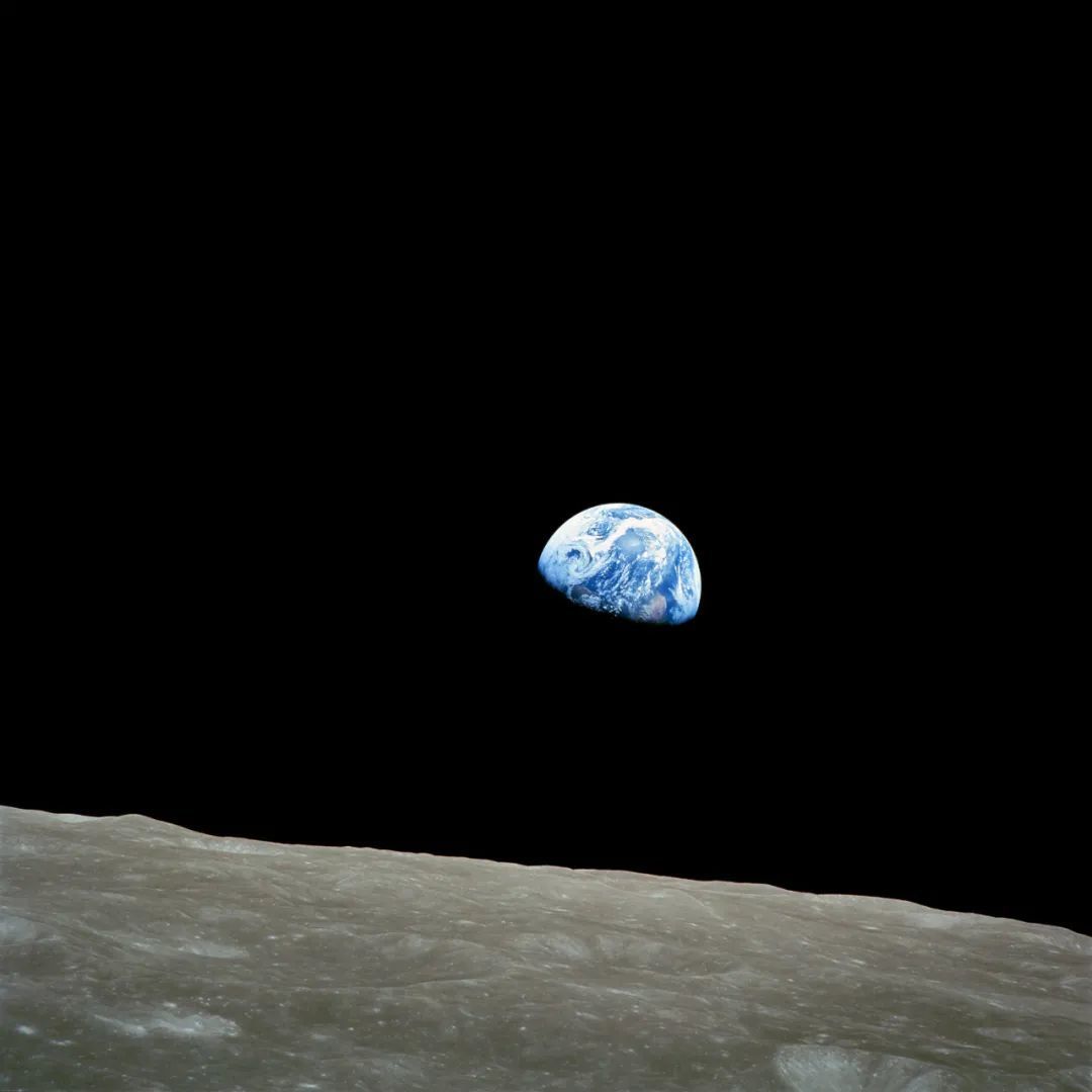 〓 阿波罗8号拍下的照片“地出”，图源：NASA