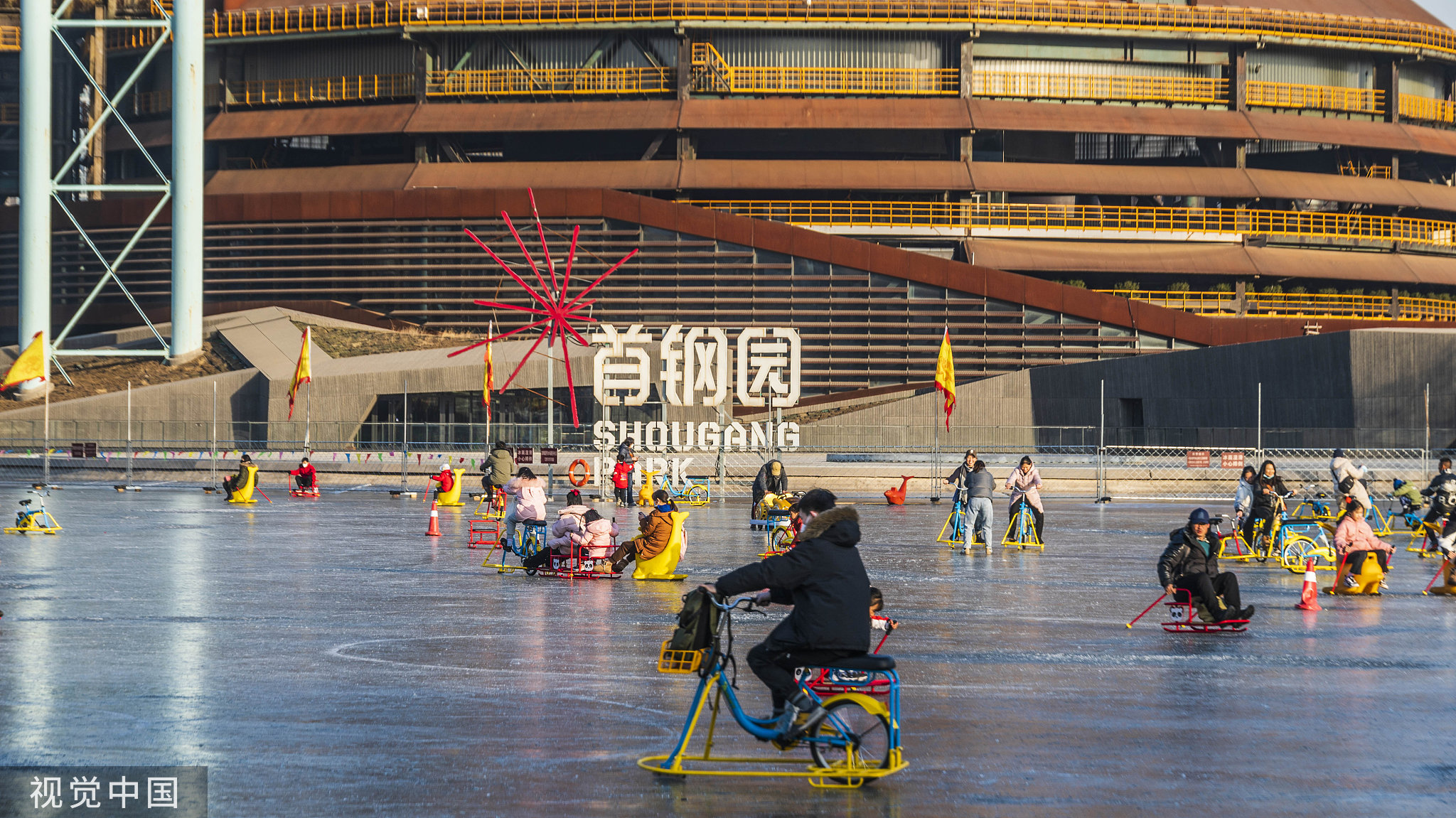 冬奥场馆成为民众“造梦场”。