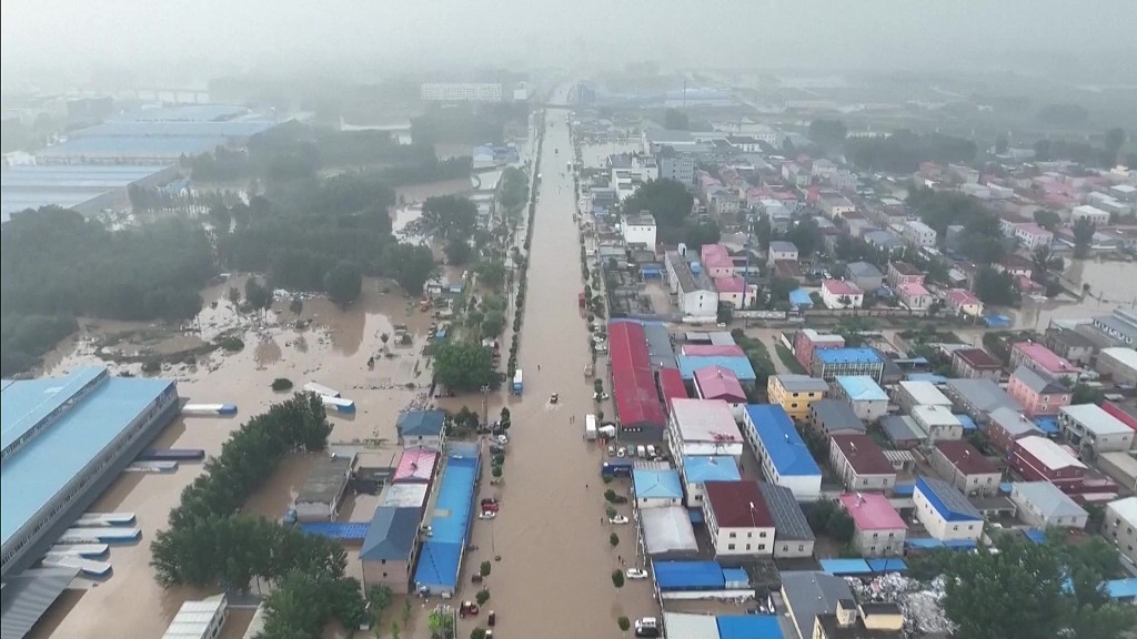 2023年8月2日，河北涿州，航拍被洪水淹没的村庄(视频截图）