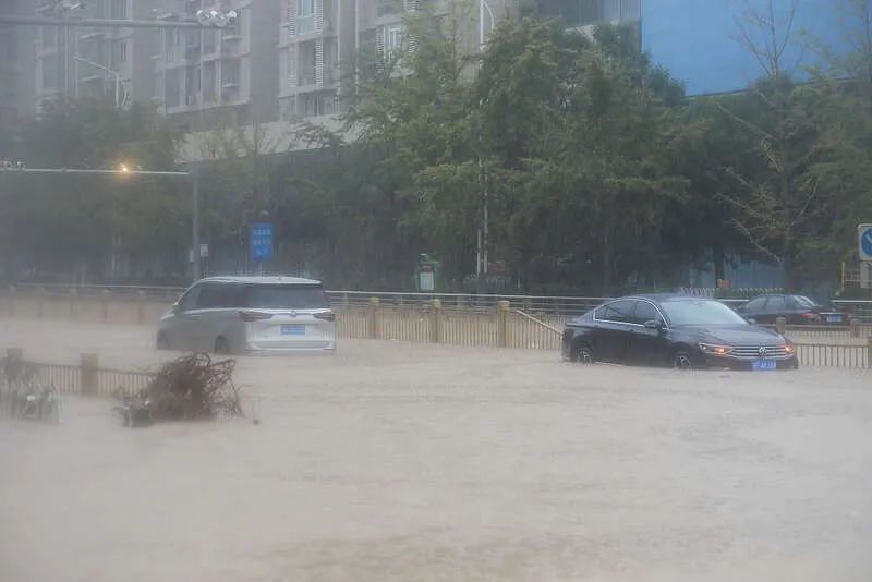 7月31日，北京门头沟，道路上的车辆被淹。 视觉中国供图