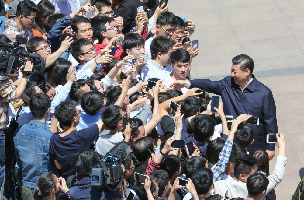2018年5月2日，习近平来到北京大学考察。这是习近平离开学校时同道路两旁师生亲切握手。
