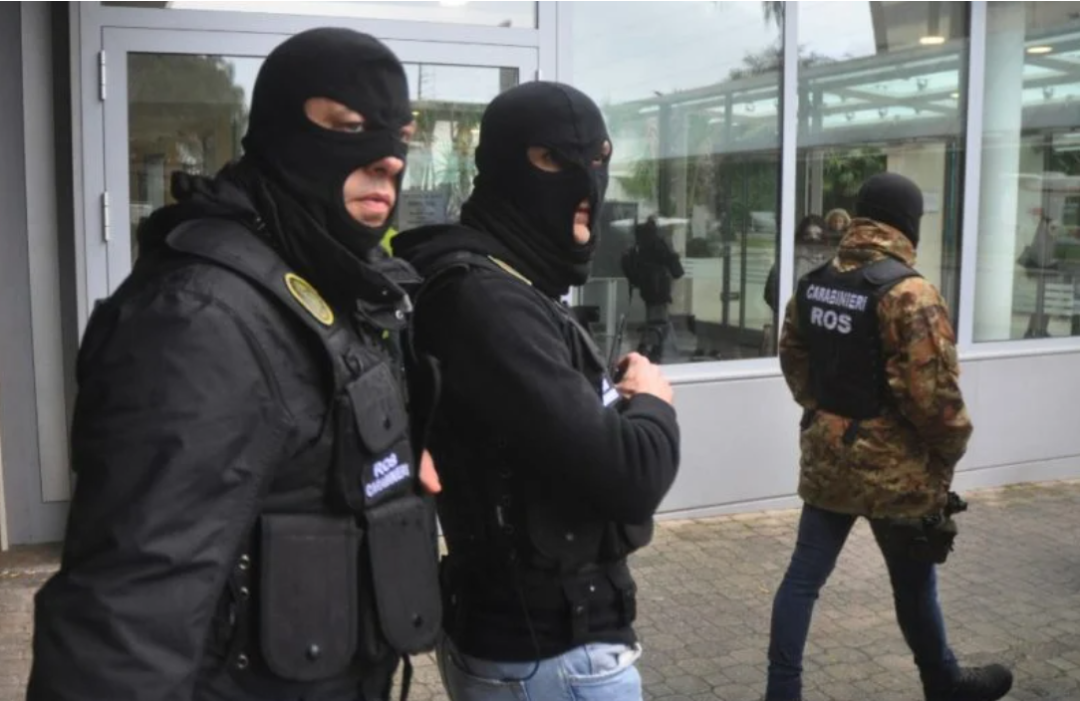 ·调查人员在抓捕德纳罗的现场。