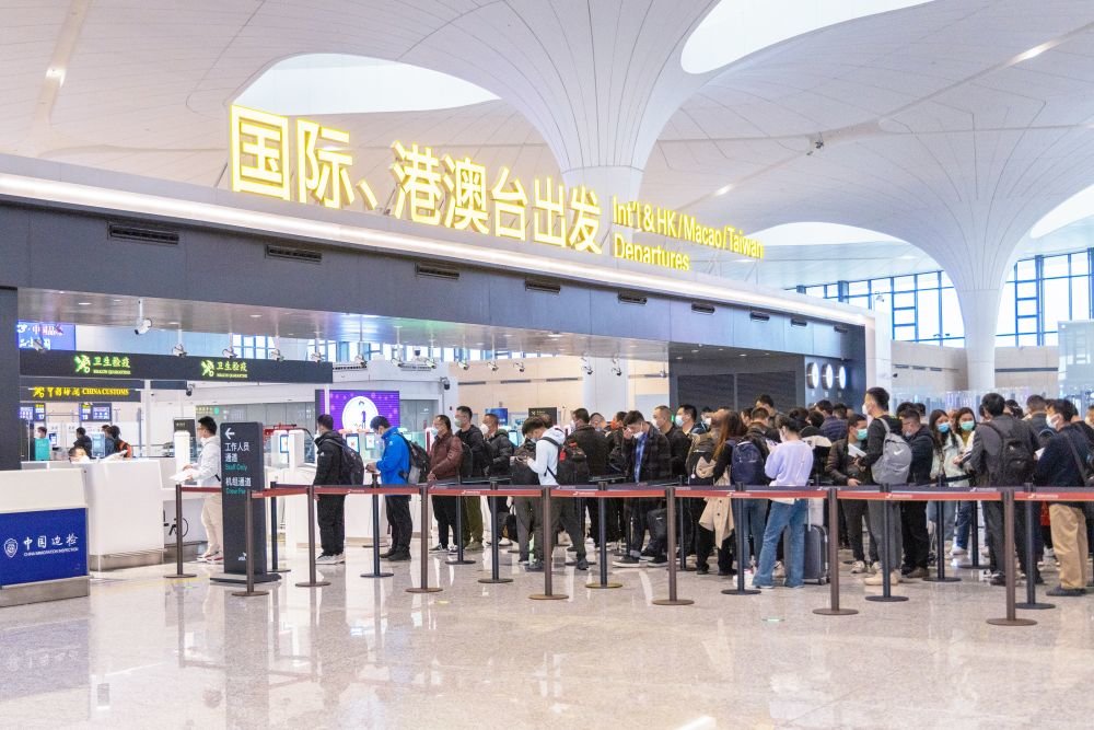 2月8日，准备前往印尼巴厘岛的旅客在杭州萧山国际机场T4航站楼排队等待。新华社发（龙巍摄）