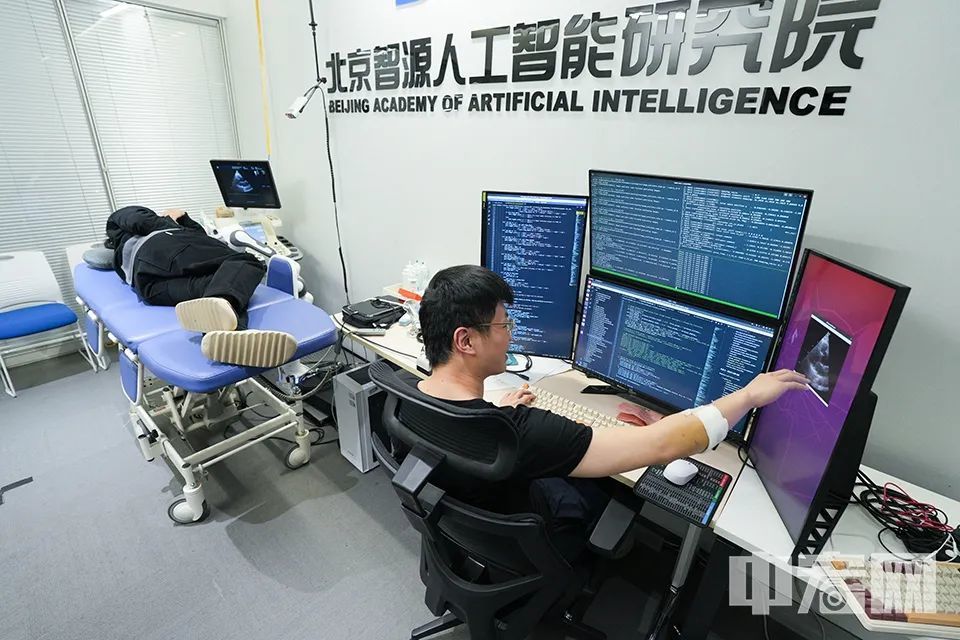 项目负责人贾宁介绍，这个项目研究的主要目标为研发自主超声扫描机器人，能够自动或半自动地完成心脏、心血管等人体器官的超声扫描完整流程。围绕这一目标，研发人员主要来自从事视觉感知、机械臂柔顺控制以及强化决策的三个研究领域，此外，项目研究中还包括了图像处理、目标检测、语义分割、图像分类、人机协同、世界模型等研究方向，并将这些子模块集成为一套完备的系统。中宏网记者 富宇 摄