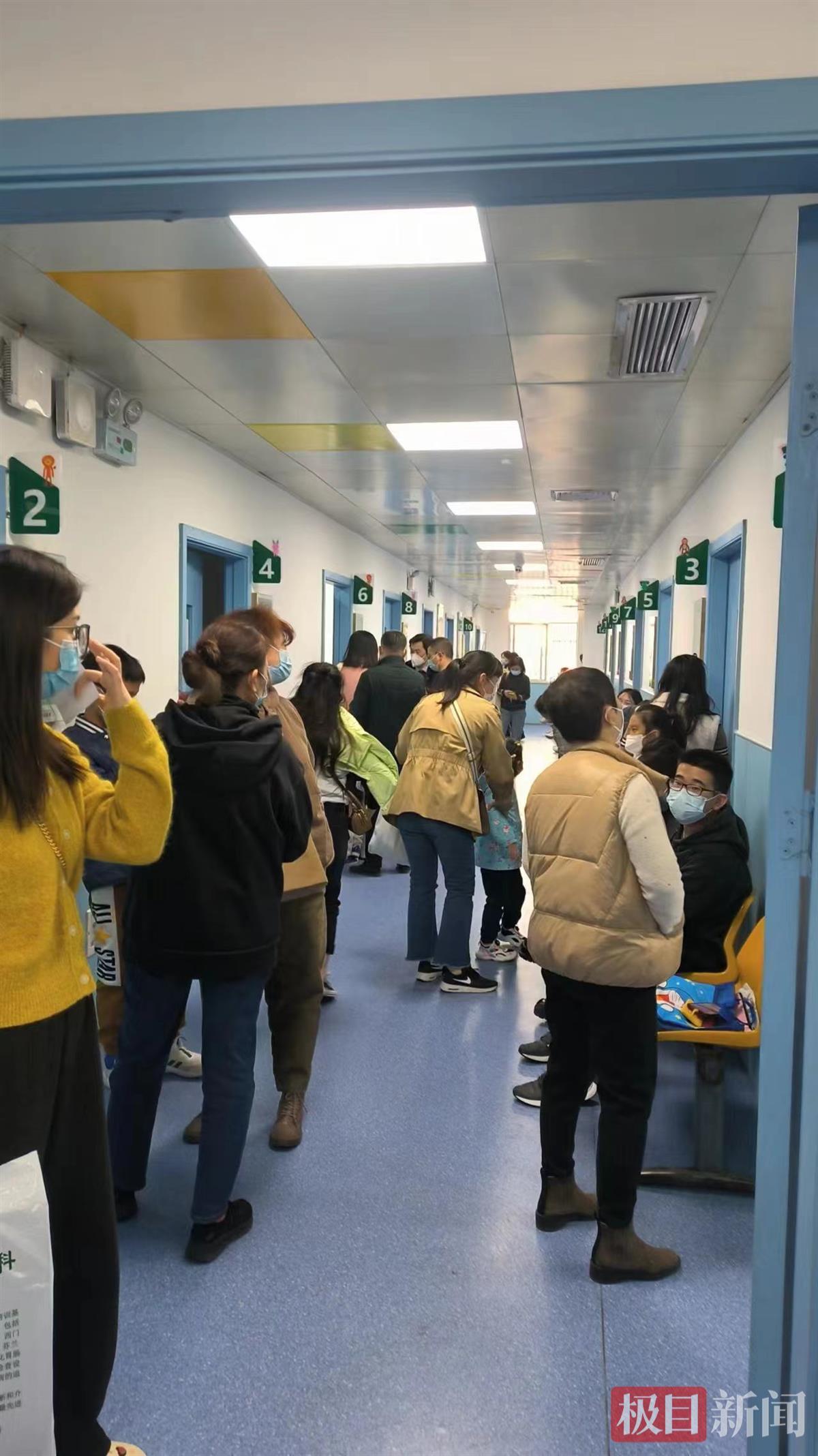 专家门诊门口站满了家长