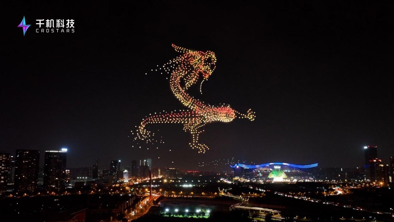 1500架无人机庆祝大龙燚十周年,千机巨龙惊现成都_凤凰网