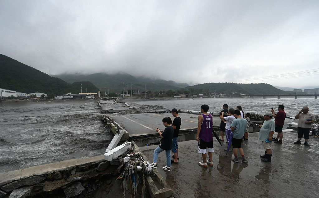 2023年8月1日，北京房山区，暴雨过后，大石河上倒塌的桥梁。