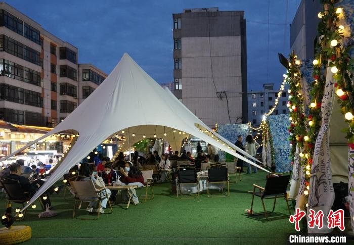 图为在西宁市城中区大新街夜市,帐篷摊位吸引游客。 马铭言 摄