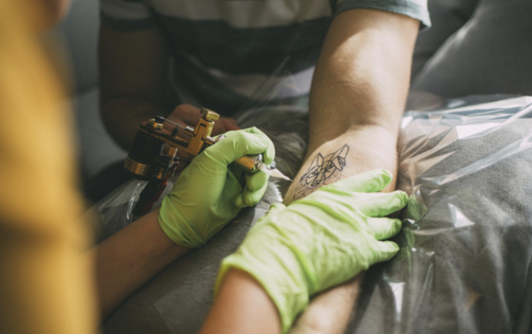 17岁文了满臂图腾,18岁要求店家清洗赔偿,法院这样结案…