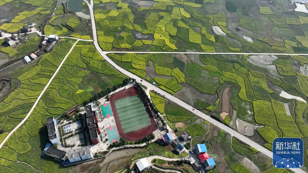 这是贵州省黔东南苗族侗族自治州黄平县上塘镇中心小学和学校足球场