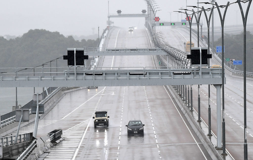 香港本地单牌车行驶在港珠澳大桥香港段(2023年7月1日摄)。新华社记者 陈铎 摄