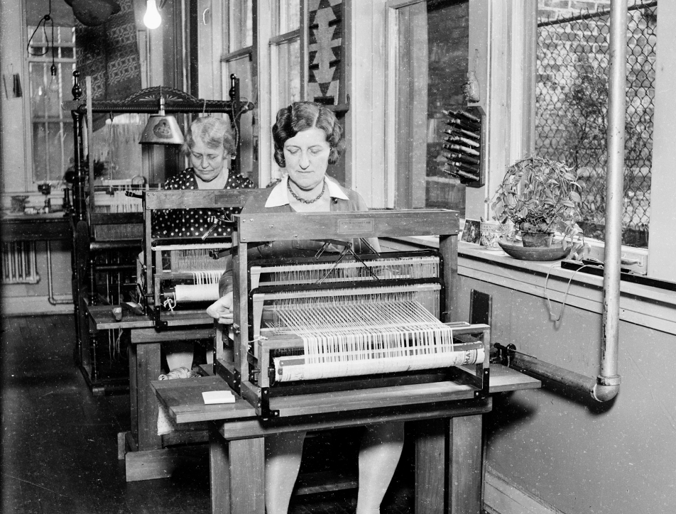 ▲1929年芝加哥，两位女性在使用织布机织布（图/CFP）